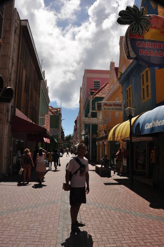 Caminhando nas ruas de Punda, bairro de Willemstad, em Curaçao